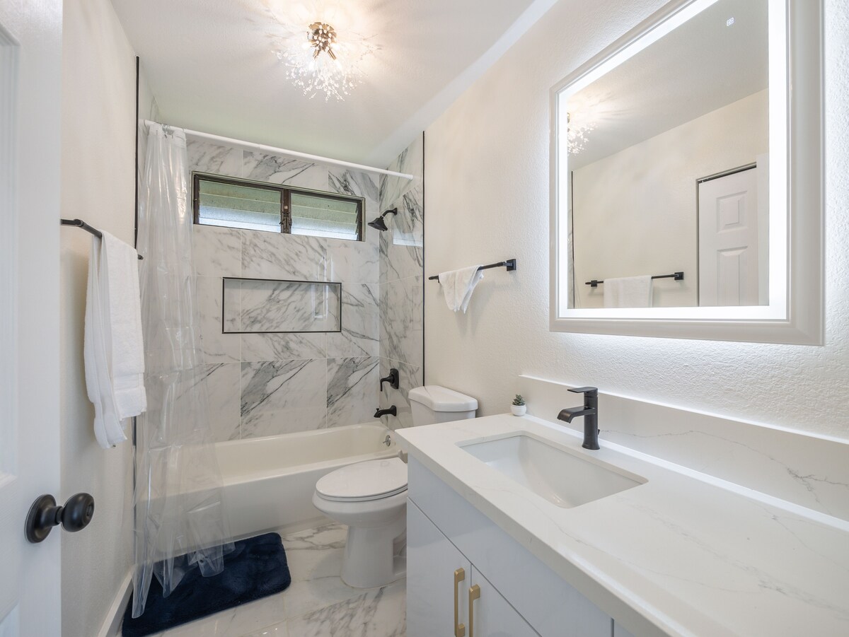 Near North Shore Backyard: 4Bed/2Bath Retreat