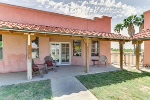 Covered Patio | Community Courtyard