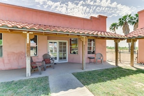 Covered Patio | Community Courtyard