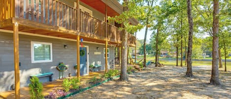 Mabank Vacation Rental | 2BR | 1BA | 1,200 Sq Ft | Stairs Required