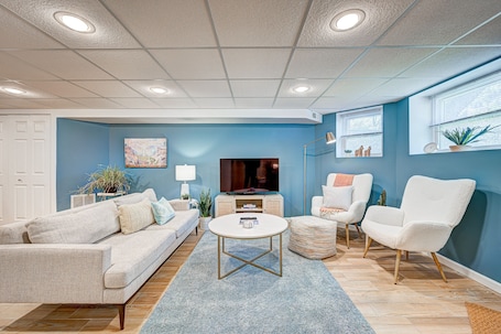 Home Decor, Furniture, Indoors, Living Room, Table