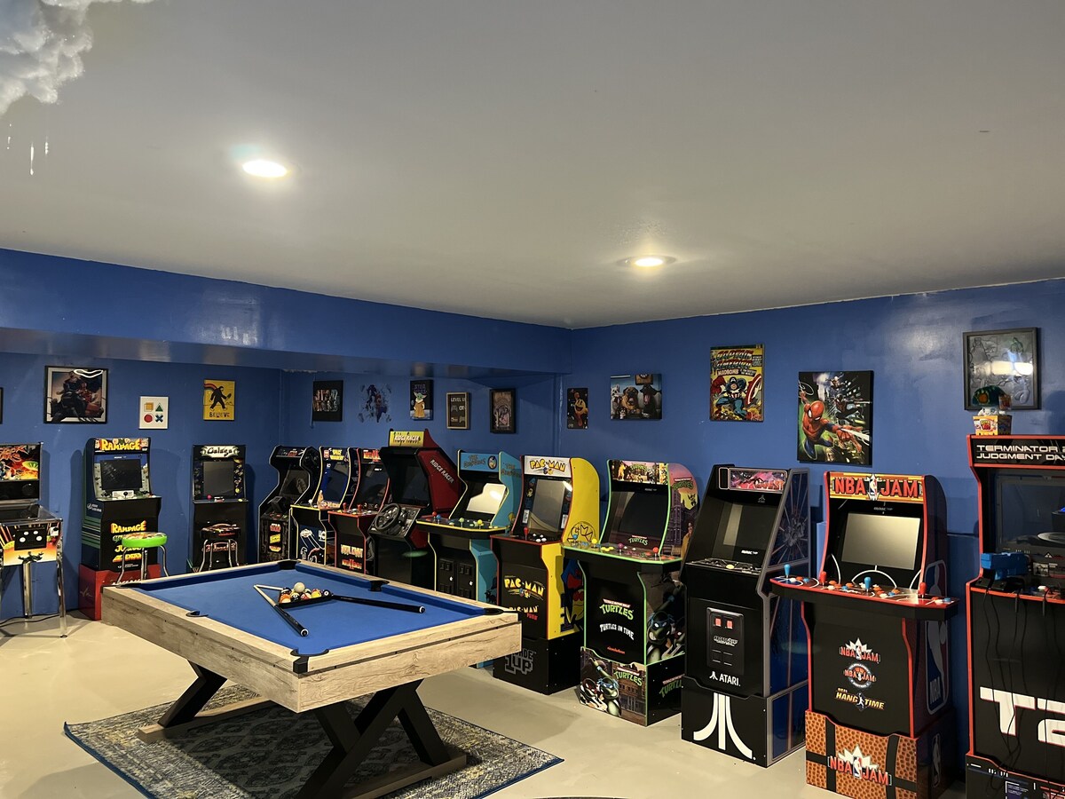 A Retreat Getaway w/ Magical Theater, Game Room &Hot Tub!