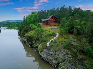 A fairy tale location right on the river w/ steps down to the bluff. Fish & Swim