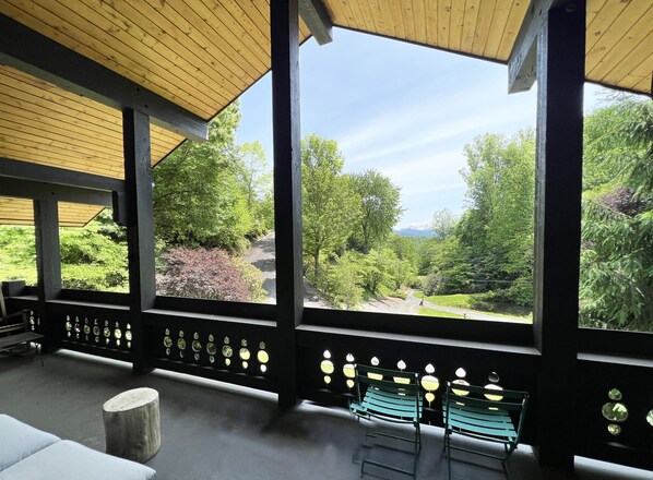 Living room deck with stunning mountain views!