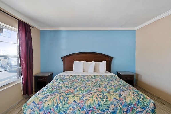 Comfortable Unit with 1 King Bed. The exact unit will be assigned upon arrival. Views, colors, and decorations may vary.