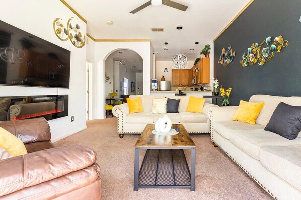 Renovated Living Room - 65" Roku Tv, Electric Fireplace, 2 Sofas, 1 Love Seat