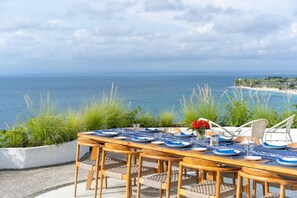 salle à manger avec vue sur l'océan
