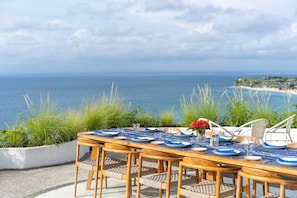 salle à manger avec vue sur l'océan