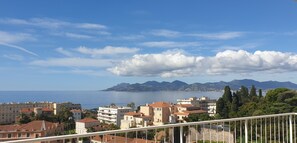 Vue mer et esterel à couper le souffle  de la terrasse panoramique de 35 m2.