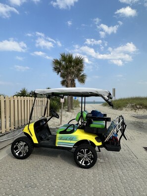 Golf cart included with stay that you can take to the beach!