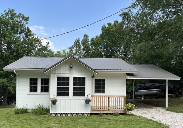 Belle Cottage, enjoy the sight and sound of the lake from screened back porch