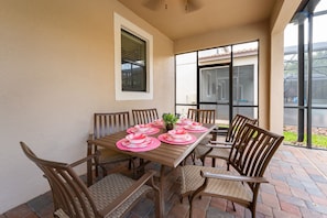 Outdoor dining with seating for 6