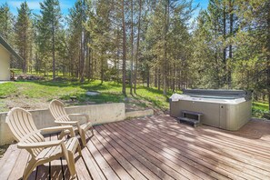 Pinewood Peak ~ hot tub and deck secluded behind main house