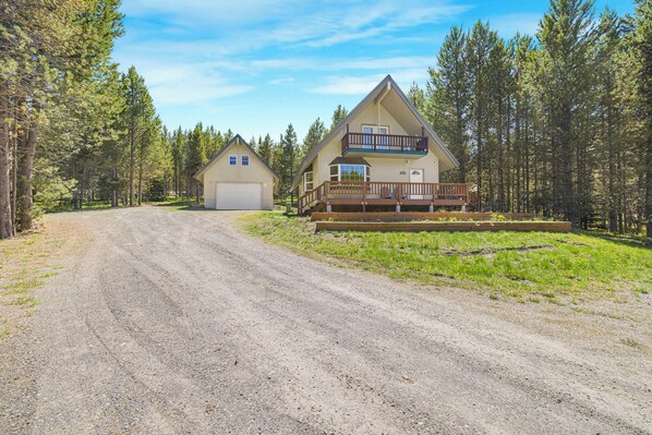Pinewood Peak ~ ample parking for your group!