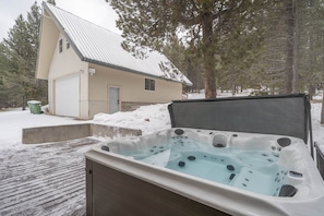 Pinewood Peak ~ hot tub