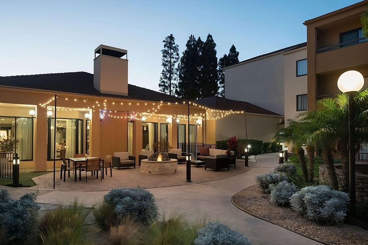 Discover Los Angeles Beauty! Free Airport Shuttle, Seasonal Pool, Pets Allowed!