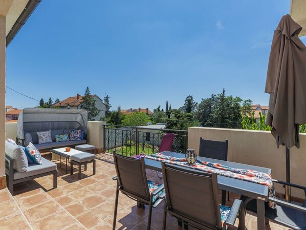 Ciel, Table, Propriété, Meubles, Ombre, Architecture, Chaise, Plante, Mobilier De Jardin, Bâtiment