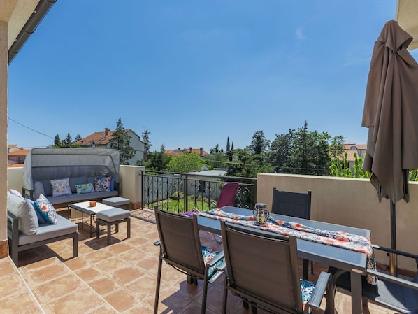 Ciel, Table, Propriété, Meubles, Ombre, Architecture, Chaise, Plante, Mobilier De Jardin, Bâtiment