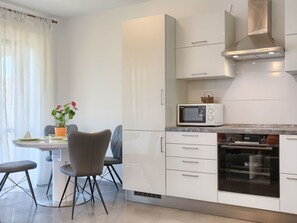 Cabinetry, Möbel, Countertop, Gebäude, Herd, Blume, Küchengerät, Wohnzimmer, Holz, Blumentopf