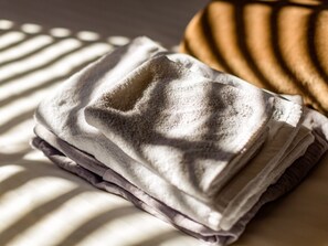 ・[Amenities] Towels and bath towels are available in the room.