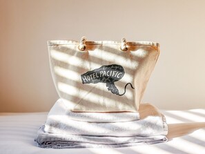 ・[Amenity] Towels, toothpaste set, and pajamas are provided in the room.