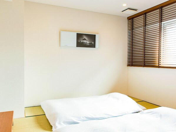 ・[Japanese style room for 2 people] You can stretch out your limbs and relax.