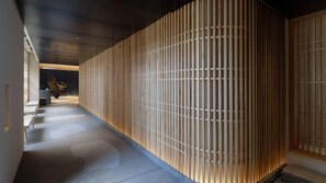 [Lobby] Feel the charm of the four seasons with all five senses and enjoy a stay that rejuvenates your mind and body.