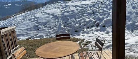 Vue de Terrasse sur le Mt Blanc en hivers sous la neige
