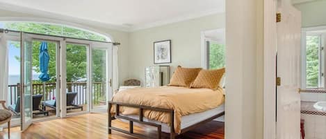 Master bedroom with en suite bathroom. - Master bedroom with en suite bathroom.