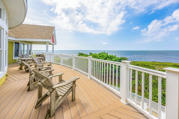 Everything on your wish list — that magic mix of a serene setting, splendid views, privacy, and a modern home that surrounds you in luxurious comfort — has been granted.