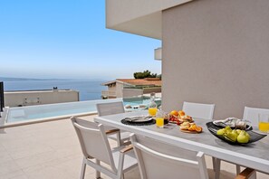 Es gibt einen geräumigen überdachten und nicht einsehbaren Bereich mit einer Lounge-Ecke