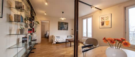 Apt EIFFEL - Living / dining room is wooden floored and bathed in light 