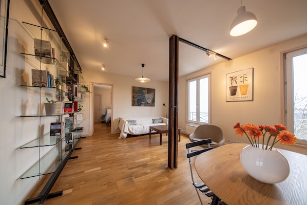 Apt EIFFEL - Living / dining room is wooden floored and bathed in light 