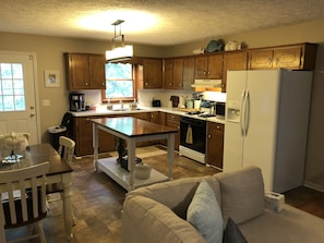 Well equipped kitchen with seating for 6 at table (only 4 seats shown in photo)