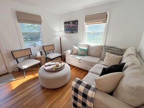 COMFORTABLE LIVING ROOM