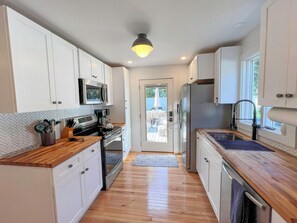NEWLY RENOVATED, FULLY EQUIPPED KITCHEN
