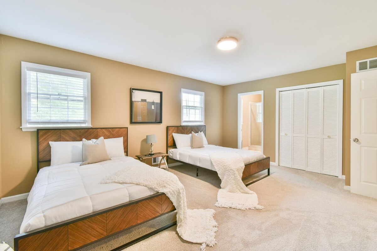 East Cobb Newly Renovated Oasis! 10 min from the Battery and Sports Complex!