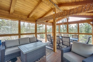 Screened-In Deck | Gas Fire Pit (Propane Provided)