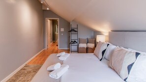 Sunlit and modern queen-size bedroom. Embrace the warmth of natural light and indulge in the contemporary ambiance of this inviting space #comfort #stunning