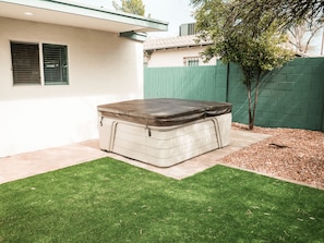 Outdoor spa tub
