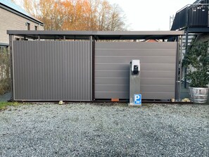 2 Stellplätze f. KFZ, 
Gerätehaus mit Wallbox