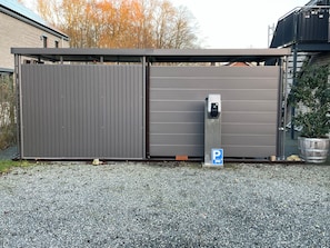 2 Stellplätze f. KFZ,
Gerätehaus mit Wallbox
