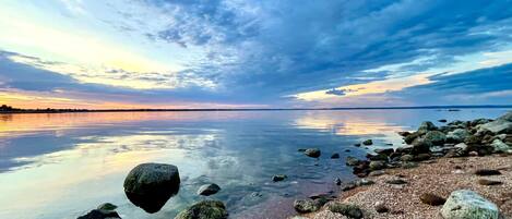 Welcome to Boulder Bay! Your peaceful waterfront retreat.