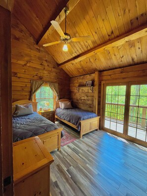 Secondary bedroom with 2 twin beds