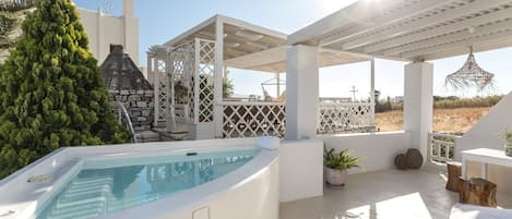 Beautiful Naxos Suite | Grand Deluxe Suite | 1 Bedroom | Private Terrace & Outdoor Jaccuzi | Agkidia