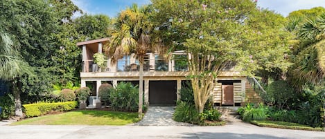 Modern, spacious and close to the beach 4 bedroom dog-friendly home.