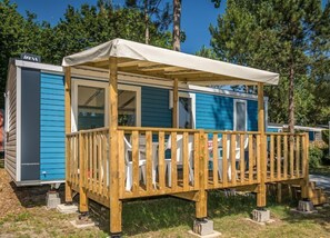 Bright and cheerful mobile home with a private deck, perfect for enjoying sunny days outdoors.