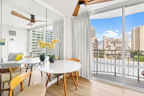 Dining table with 2 seats and city view