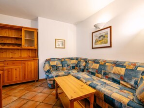 Möbel, Eigentum, Couch, Cabinetry, Tabelle, Bilderrahmen, Interior Design, Wohnzimmer, Holz, Studio Couch