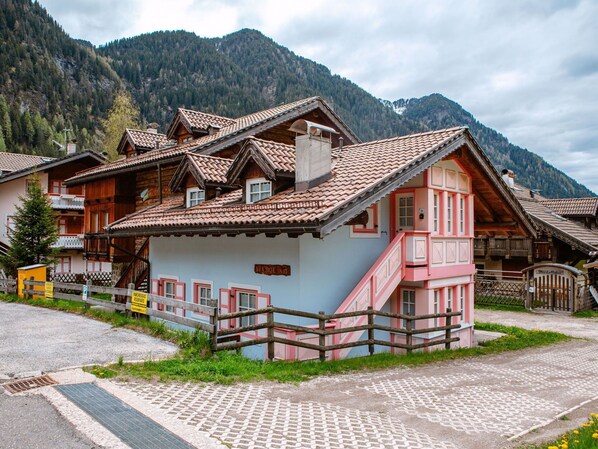 Ciel, Nuage, Plante, Propriété, Bâtiment, Montagne, Fenêtre, Maison, Lot Terre, Arbre